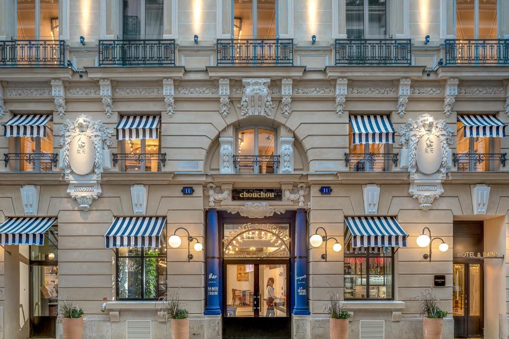 Hotelul Chouchou oferă camere cu aer condiționat, un restaurant, WiFi gratuit și un bar.