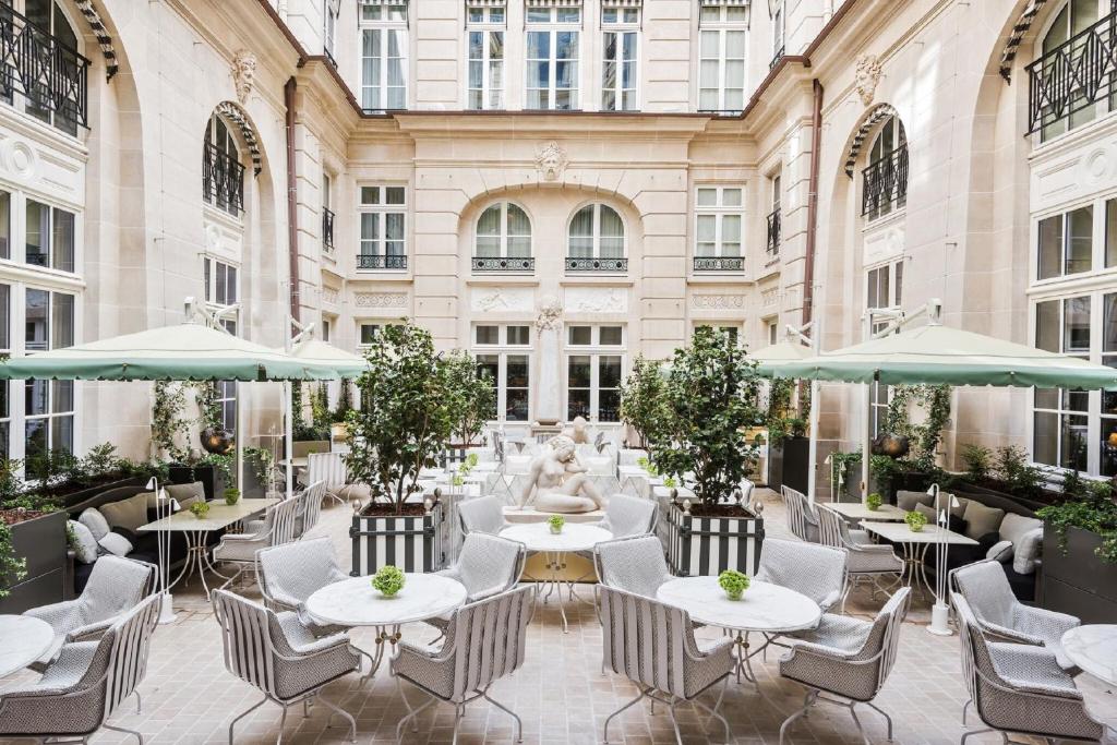 Das Hotel de Crillon begrüßt Sie in Paris, 300 m vom Garten Tuileries und den Champs-Elysées und 1,5 km vom Louvre Museum entfernt.