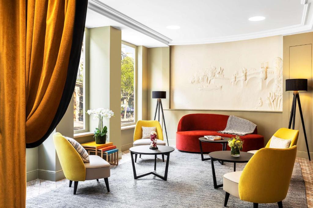 A 5-minute walk from The Louvre, this refined hotel offers air-conditioned rooms in the very centre of Paris. Notre Dame Cathedral is 1 km away.