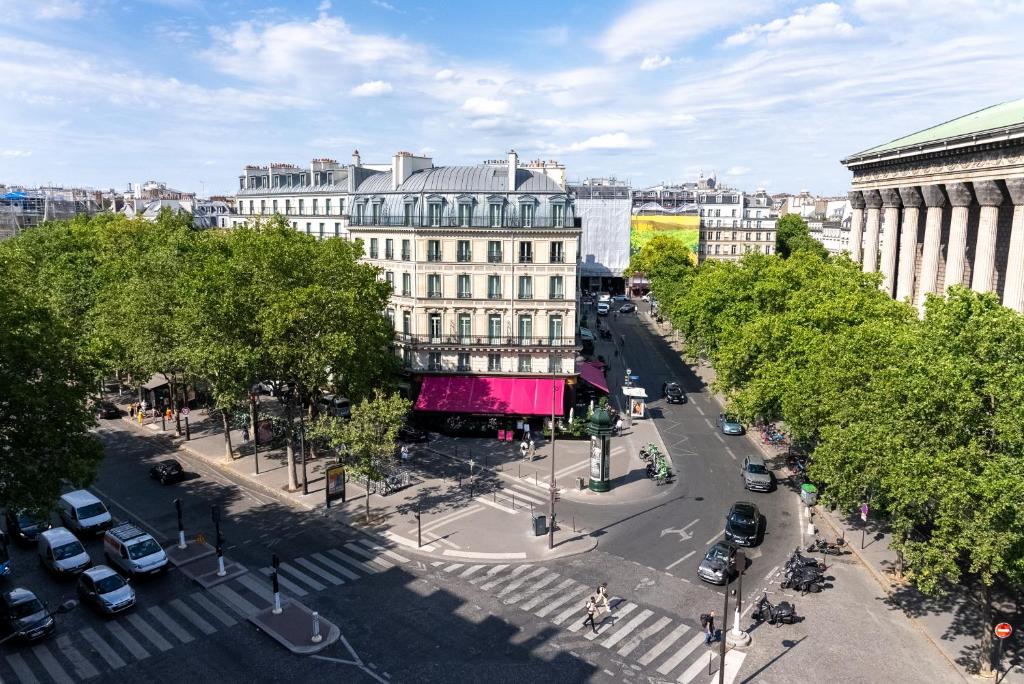 Situated in Paris, a 8-minute walk from the Place de la Concorde and a 2-minute walk from Madeleine Metro Station, Fauchon l'Hotel Paris offers...