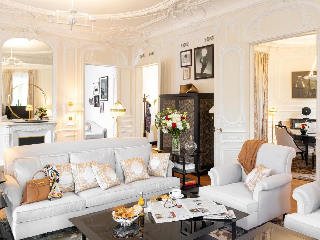 Located on the corner of the Champs-Élysées and Avenue George V, the 5-star Hôtel Barrière Fouquet's Paris features a spa with a swimming pool and sauna.