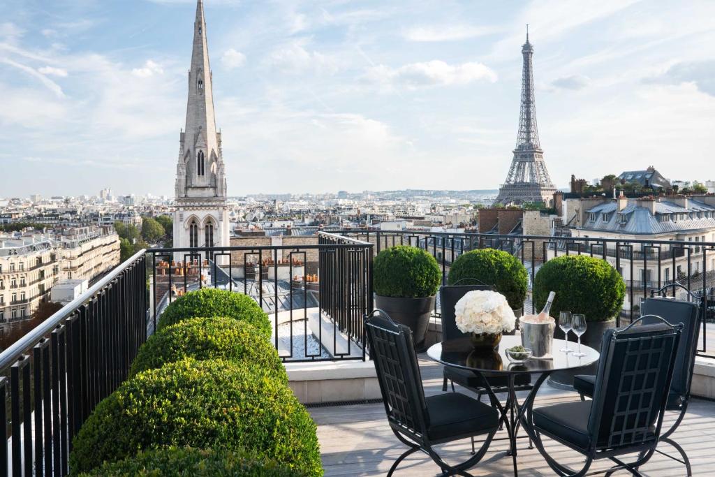 Just steps from the Champs-Elysées, on the Georges V Avenue, Four Seasons Hotel George V features private terraces with commanding Paris city views,...