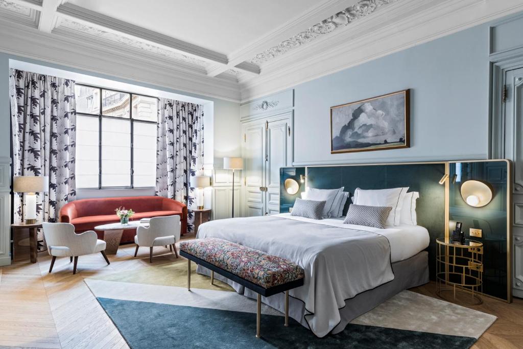 Located in Paris' Golden Triangle, Grand Powers is a 5-star boutique hotel in the 8th arrondissement.
