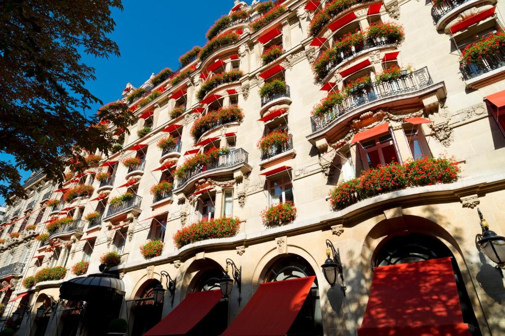 On the prestigious Avenue Montaigne in Paris, Hôtel Plaza Athénée is a luxury palace with a Dior Institute spa, 5 restaurants, a cocktail bar and a...