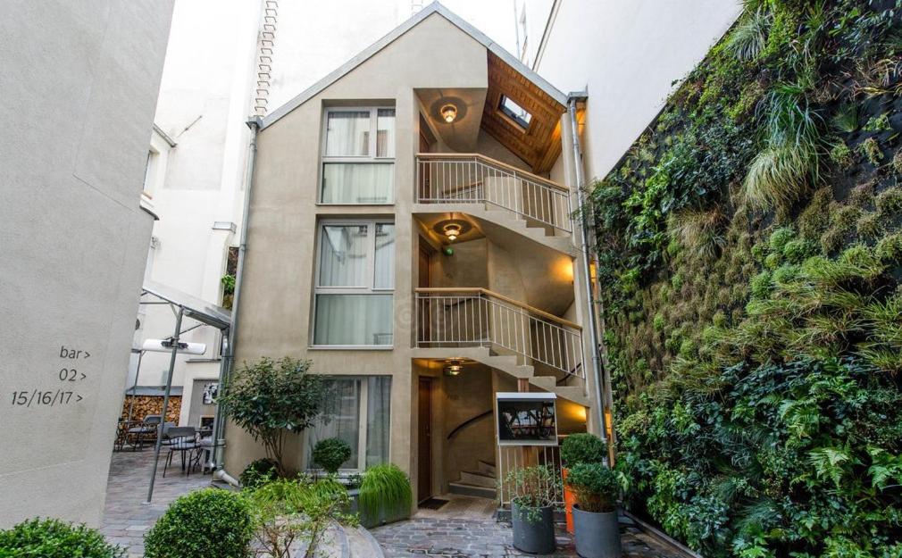 Situato nel cuore del quartiere Marais, nel centro di Parigi, questo moderno hotel è circondato da due cortili pavimentati e vanta una vista sui tetti di Parigi.