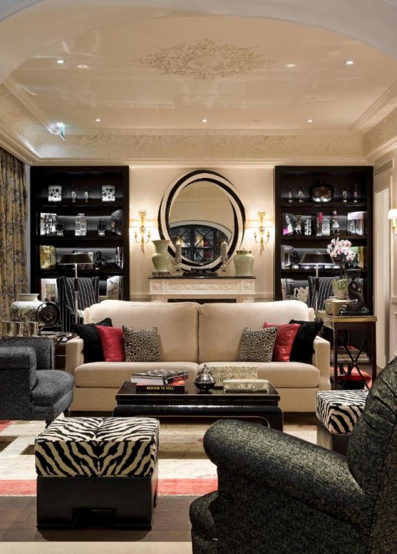 Situé dans un bâtiment haussmannien du XIXe siècle, le luxueux Hôtel Keppler se trouve à seulement 400 mètres des Champs-Élysées.