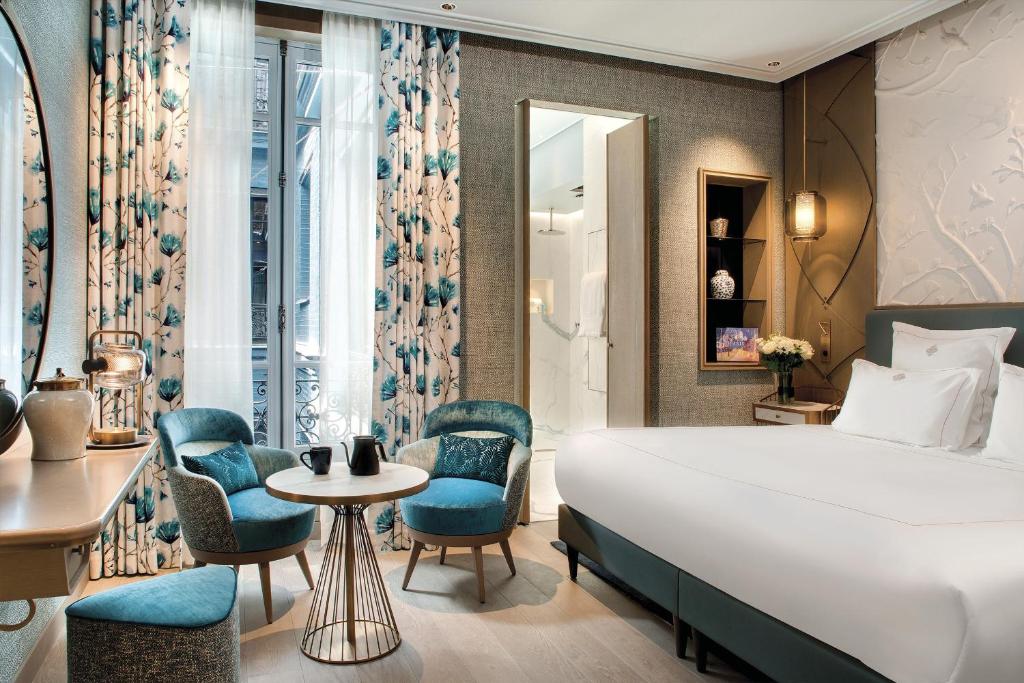 Well situated in Paris, La Demeure Montaigne offers air-conditioned rooms, a fitness centre, free WiFi and a shared lounge.