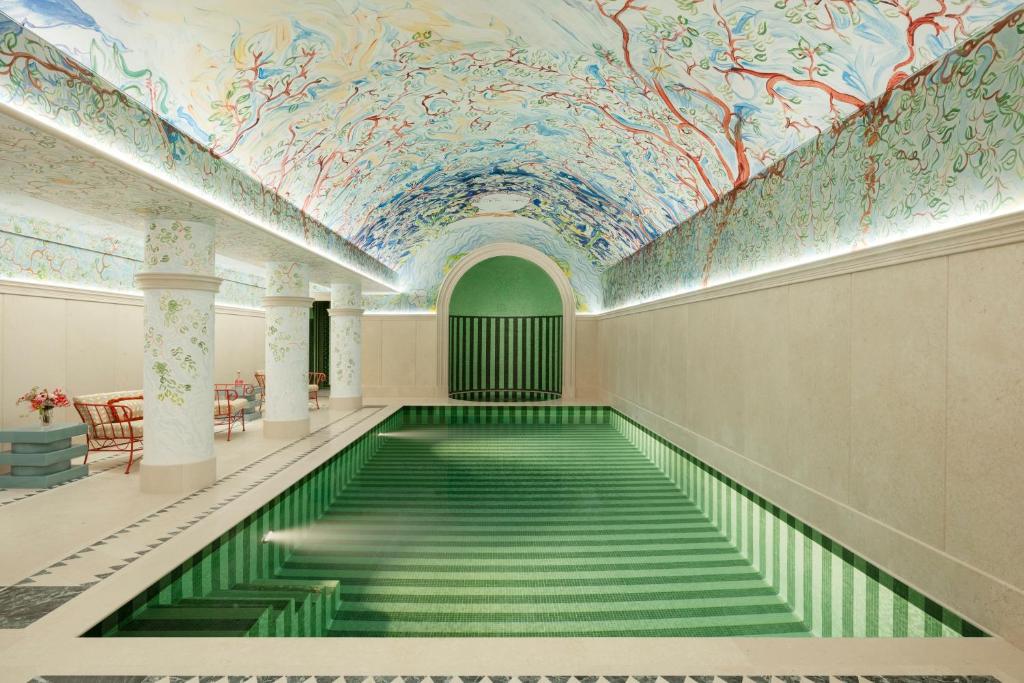 Located in Paris and with Pompidou Centre reachable within 700 metres, Le Grand Mazarin provides concierge services, non-smoking rooms, a terrace, free...