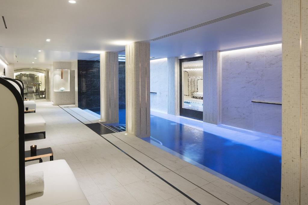 Oferind WiFi gratuit pe tot parcursul, Le Narcisse Blanc & Spa este situat în Paris, în districtul 7.