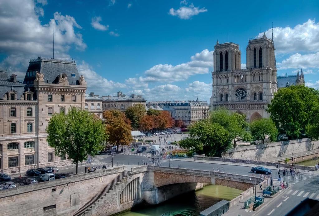 Situated in the Latin Quarter facing Sainte-Chapelle, Les Rives de Notre-Dame offers traditional Parisian style accommodation in the romantic centre of...