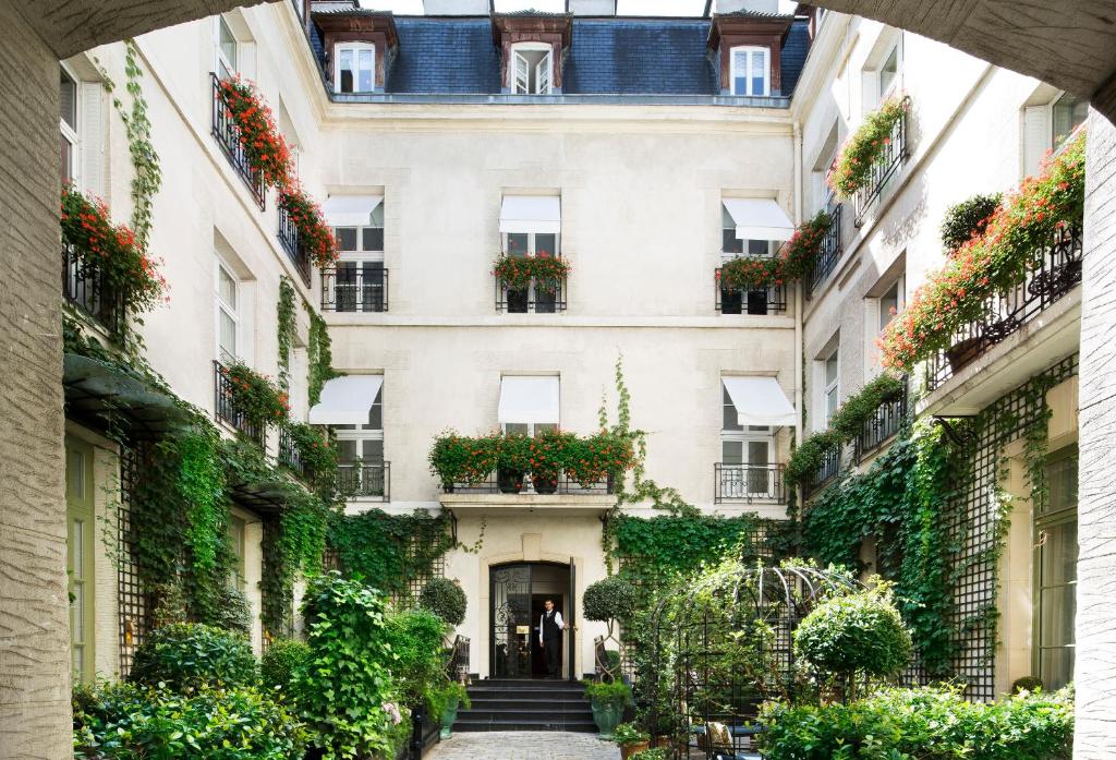 This boutique hotel is set in a 17th century mansion in the heart of Saint-Germain-des-Prés, just 700 metres from Notre-Dame Cathedral.