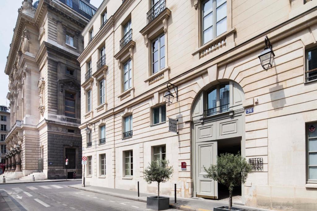 Set in Paris in the Ile de France Region, 600 metres from Opéra Garnier, Hôtel Saint-Marc boasts a terrace and views of the garden.