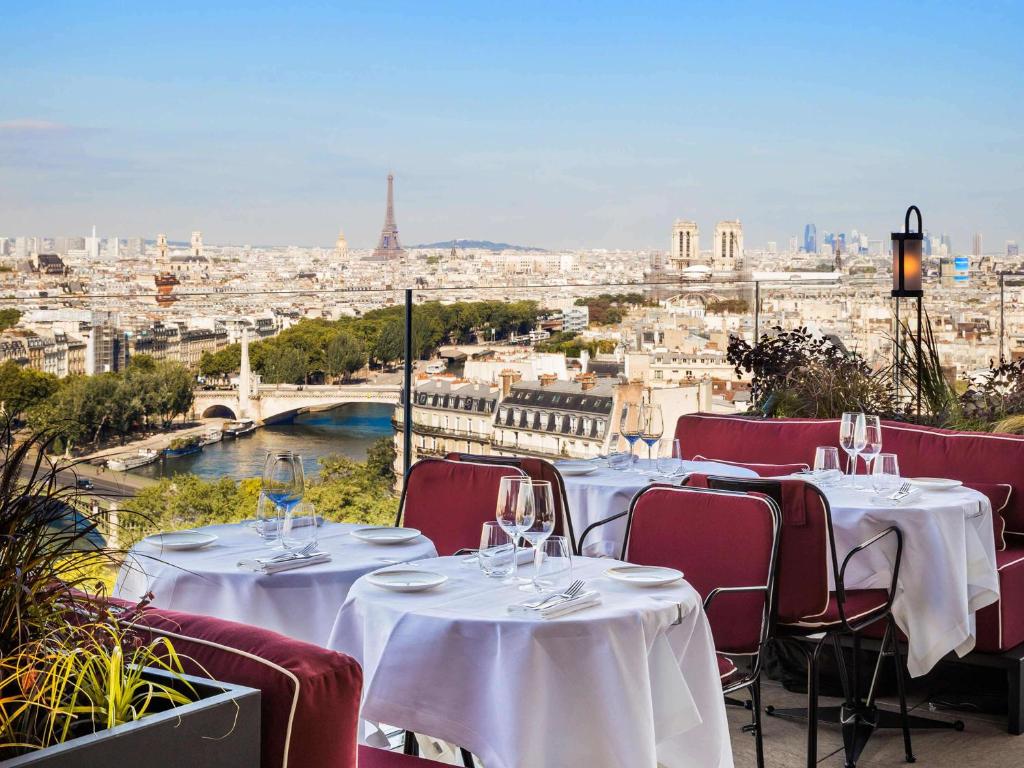 Situat ideal în centrul Parisului, Hotel SO/ Paris oferă camere cu aer condiționat, biciclete gratuite, WiFi gratuit și un centru de fitness.