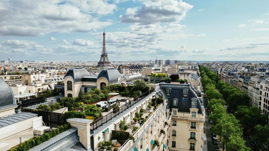 Just 400 metres from the Arc de Triomphe, the Peninsula offers a spa, a 22-metre indoor pool and a rooftop restaurant with 360° views over Paris.