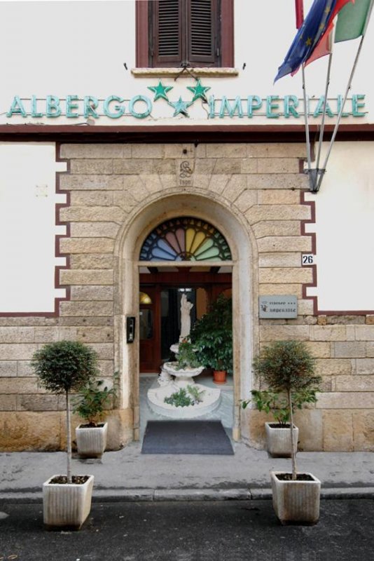 El Albergo Imperiale ofrece alojamiento a 800 metros del puerto de Livorno. Los huéspedes pueden relajarse en el salón compartido del establecimiento.
