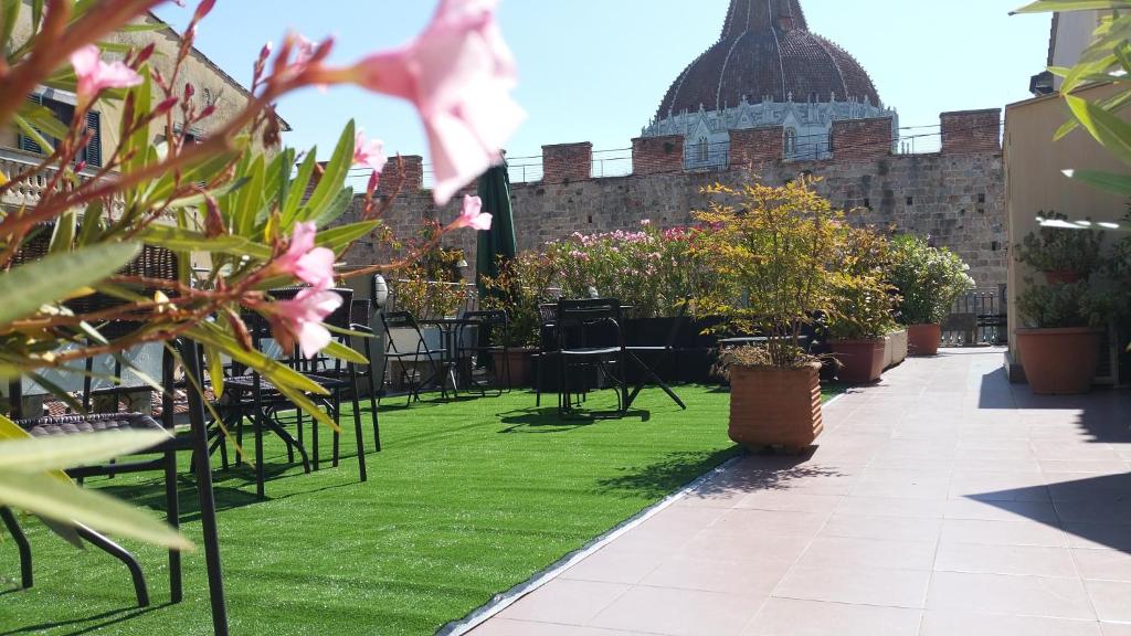 Hotel Il Giardino is next to Piazza dei Miracoli, with views of Pisa’s Baptistery from its courtyard.