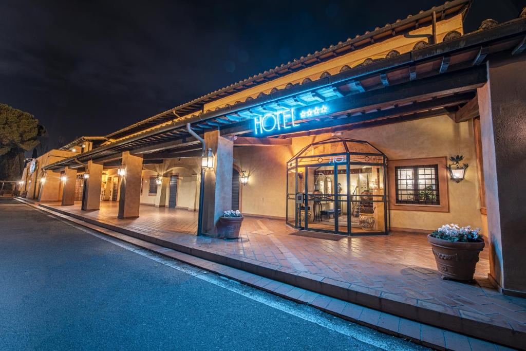O Hotel Boccaccio dispõe de bicicletas gratuitas, piscina exterior sazonal, terraço e restaurante em Calcinaia.