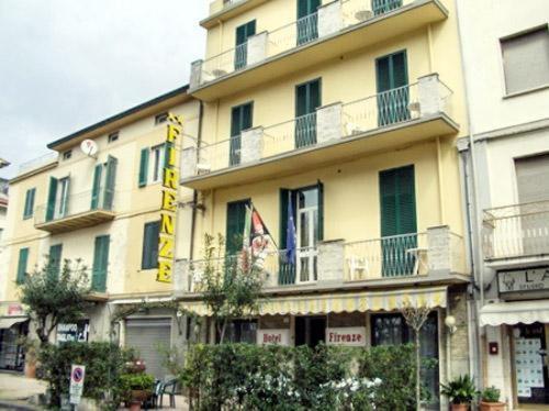 Situato a Viareggio, a 300 metri dalla spiaggia di Viareggio, l'Hotel Firenze offre sistemazioni a 2 stelle, una terrazza, un ristorante e un bar.