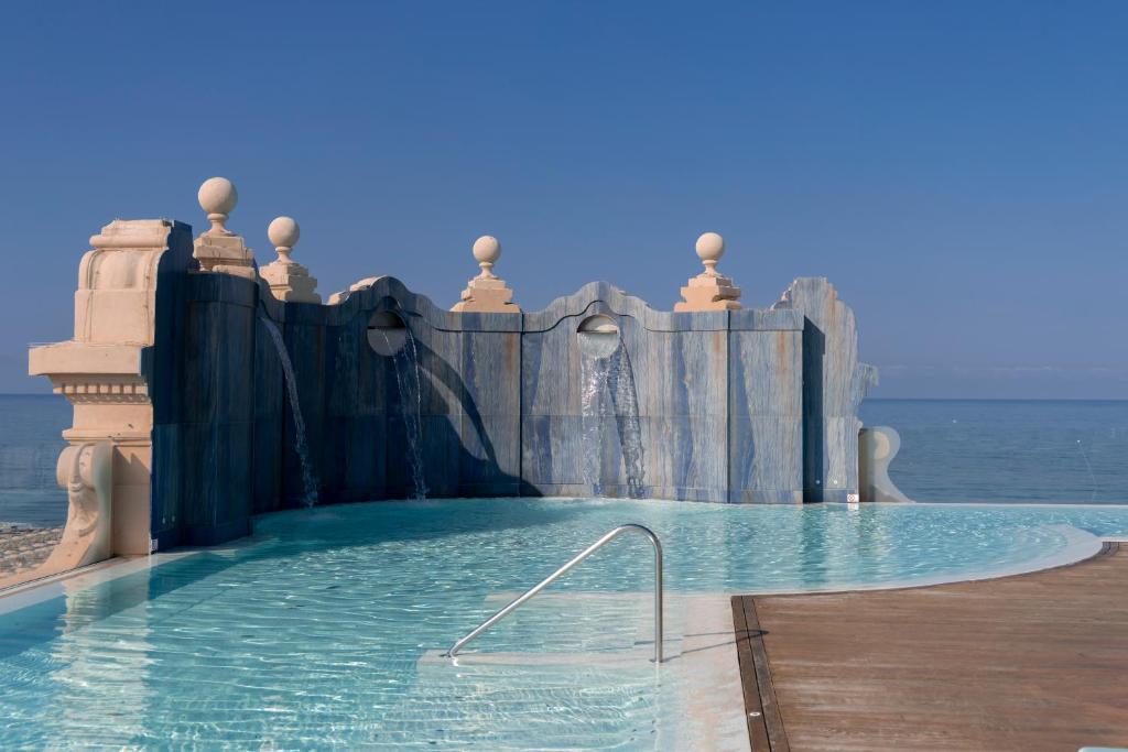 Das Grand Hotel liegt vor dem Meer an der Promenade von Viareggio und bietet 2 Restaurants, ein Wellnesscenter und einen Pool mit einer Hydromassage auf dem Dach...