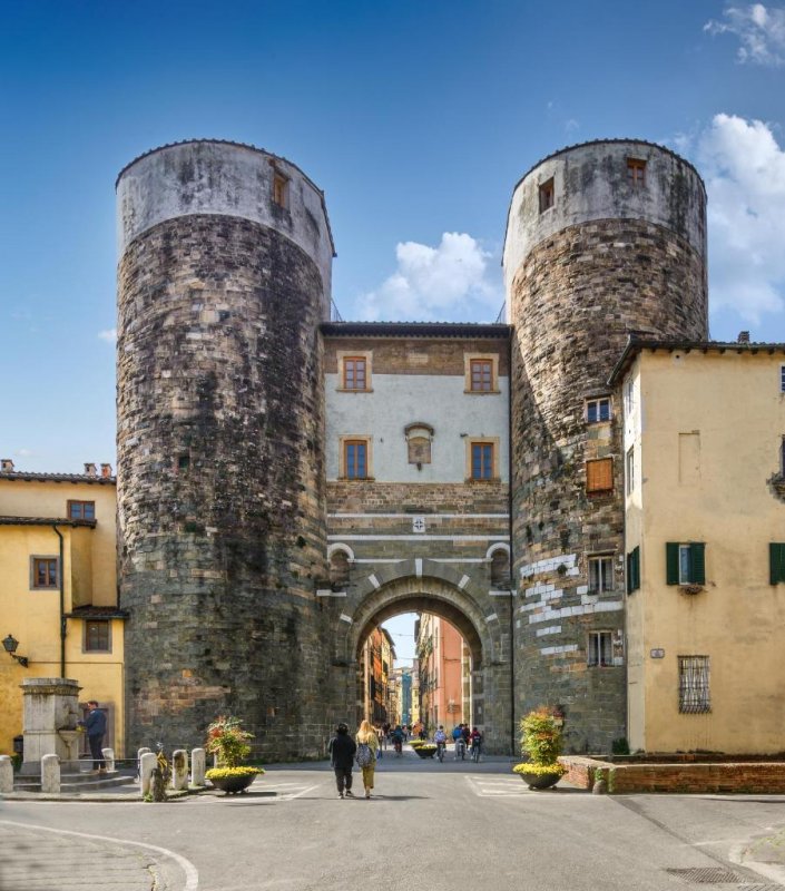 Freuen Sie sich auf kostenfreies WLAN, kostenfreies Frühstücksbuffet und eine Vielzahl von Komfort in diesem eleganten 4-Sterne-Hotel und einer Residenz im historischen Zentrum von Lucca.