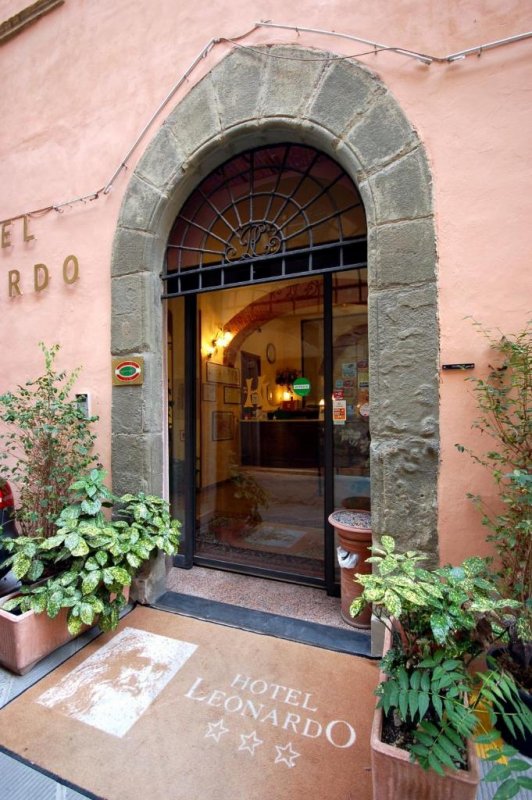 Dotato di connessione WiFi gratuita in tutte le aree, l'Hotel Leonardo si trova vicino alla principale via dello shopping di Pisa e a pochi passi dalla Torre Pendente.