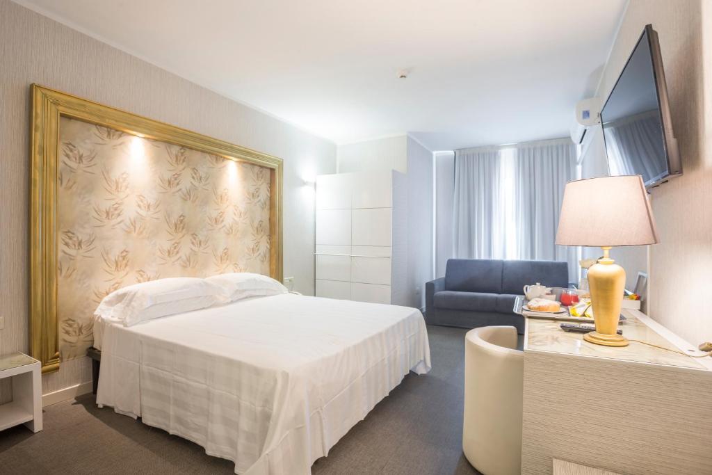 Hotel Repubblica Marinara is a modern hotel just 2 km from Pisa Centrale Train Station. It offers free parking, and elegant rooms with parquet floors.