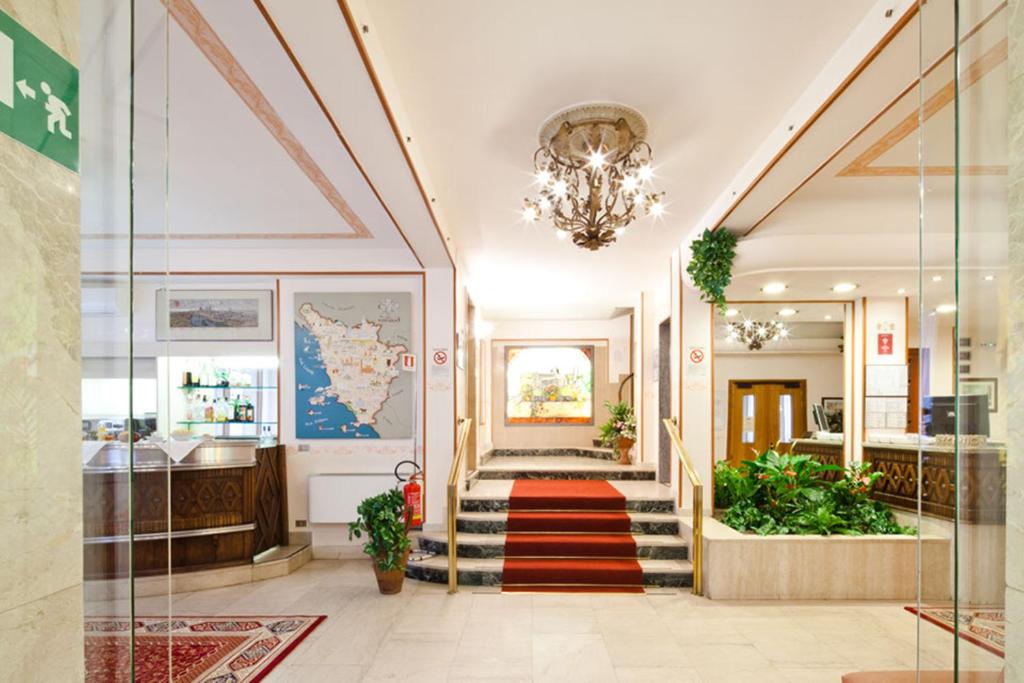 L'Hotel Terminus & Plaza si trova a pochi passi dalla Stazione Centrale di Pisa e dal famoso quartiere dello shopping di Corso Italia.