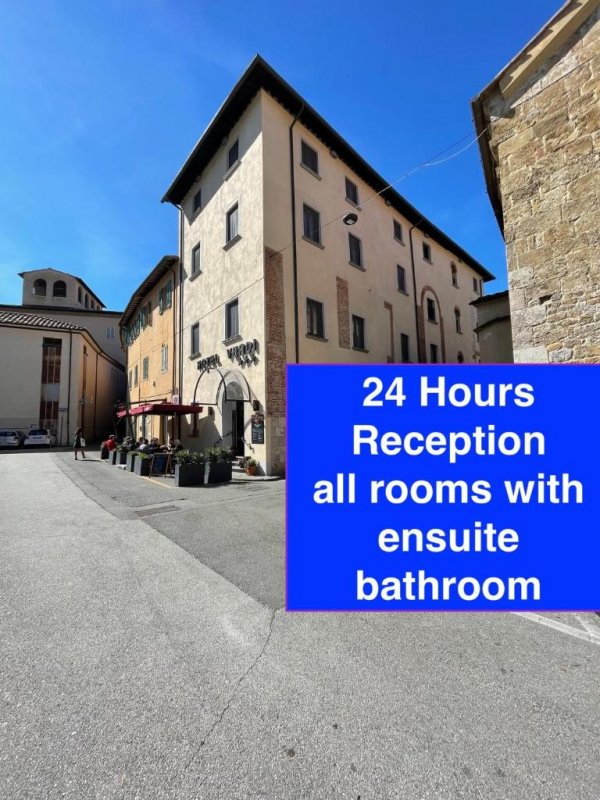 Situato nel centro di Pisa, l'Hotel Caffè Verdi - 24 ore La reception offre una posizione tranquilla a 15 minuti a piedi dalla Piazza dei Miracoli e...