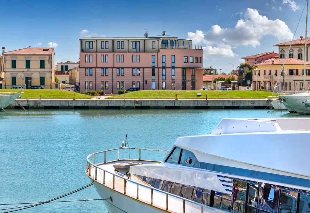 Nur 100 m vom Meer entfernt, Residence Hotel L'incanto Di Boccadarno Das Hotel bietet Zimmer mit kostenfreiem WLAN in Marina di Pisa. Freuen Sie sich auf eine Bar vor Ort.