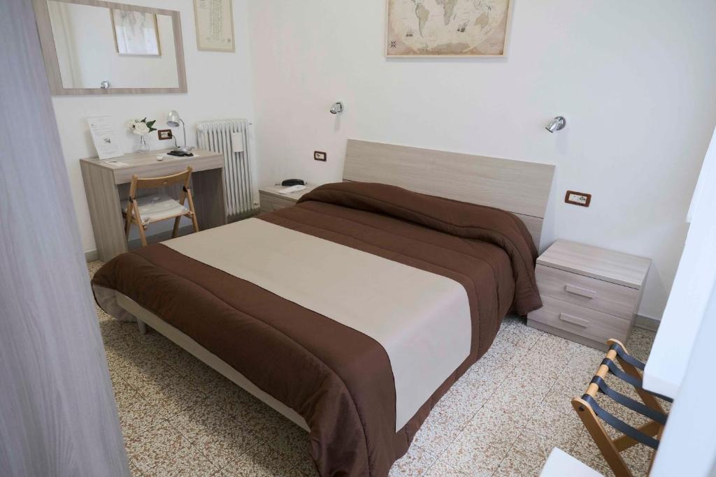 Hotel La Torre is less than 5 minutes' walk from Pisa Station and provides free Wi-Fi internet access.