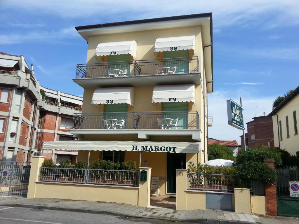 El Hotel Margot se encuentra en Lido di Camaiore, a 300 metros de la playa de Lido di Camaiore y a 26 km de la catedral de Pisa.