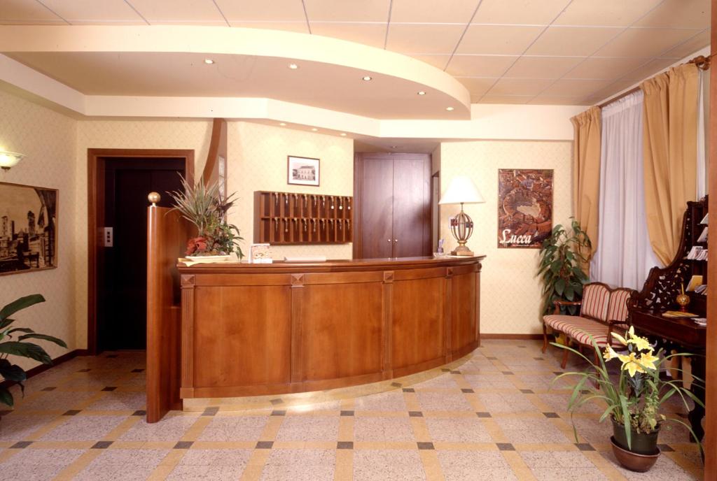 El Hotel Melecchi se encuentra en Lucca, a 20 km de la Torre de Pisa, y ofrece alojamiento con salón compartido, aparcamiento privado gratuito, terraza y bar.