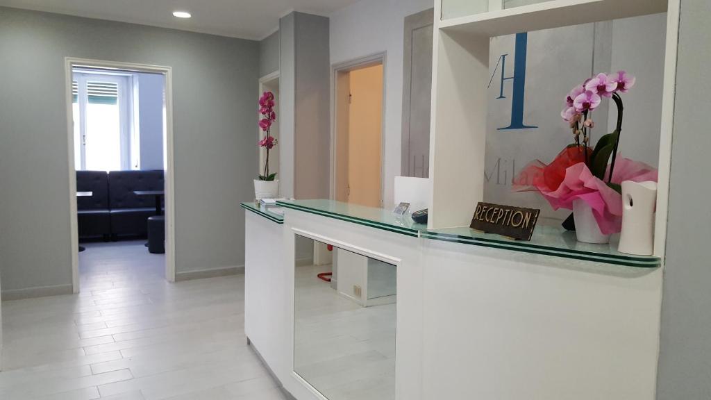 El Milano es un hotel de gestión familiar que ofrece habitaciones con aire acondicionado y un servicio atento.