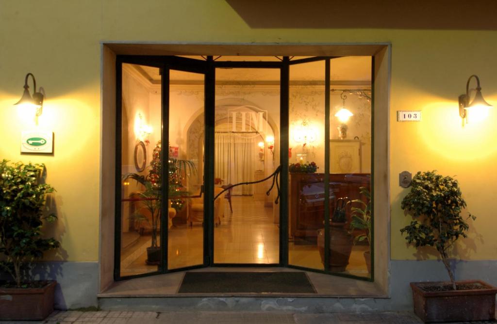 O Hotel Moderno está localizado a 150 metros das estações de autocarro e comboio e a 20 minutos a pé da Torre Inclinada. Este hotel dispõe de quartos com ar condicionado.