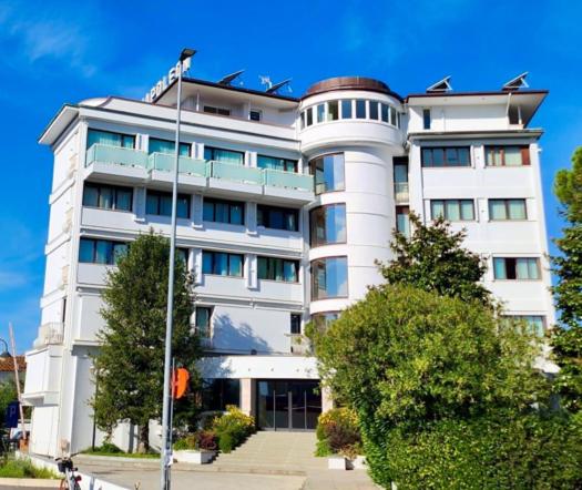 Dieses elegante 4-Sterne-Hotel begrüßt Sie in günstiger Lage, nur 500 m von den Mauern von Lucca und der Autobahnausfahrt von Lucca Est entfernt.