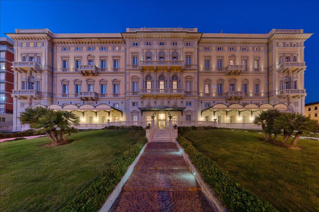 Das Grand Hotel Palazzo liegt direkt am Wasser und bietet einen Panoramablick auf das Meer von seinen Restaurants und dem Pool auf dem Dach.