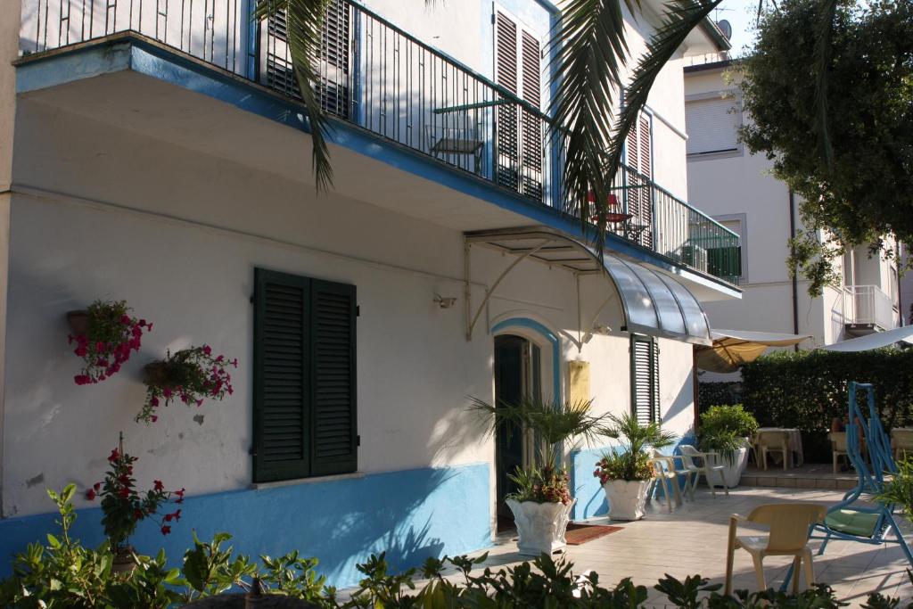 L'Hotel Ornella vanta un giardino, un salone in comune, un ristorante e un bar a Lido di Camaiore. Questo hotel a 2 stelle offre la connessione WiFi gratuita.