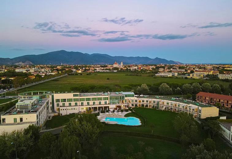 A soli 15 minuti a piedi da Piazza dei Miracoli a Pisa, affacciato sulla Torre Pendente in lontananza, l'Hotel Pisa Tower Plaza offre una piscina con...