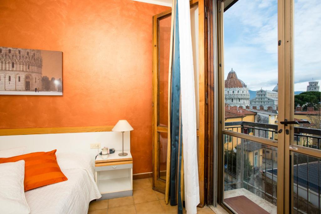Hotel Roma is just 100 metres from Pisa's Piazza dei Miracoli. Many rooms offer views of the Leaning Tower or the Duomo.