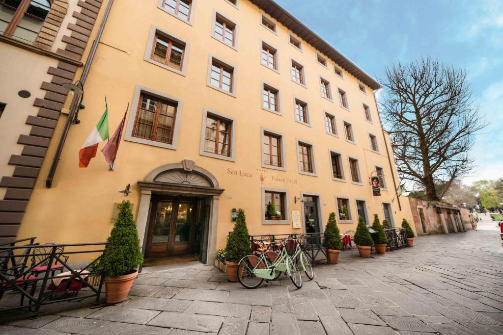 Enjoy a personalised service and total comfort at San Luca Palace.