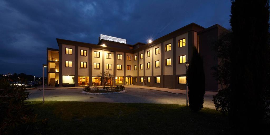 L'Hotel Pisa Valdera, recentemente gestito, offre camere insonorizzate con connessione WiFi gratuita nell'area Servizio Gello Est dell'autostrada Fi-Pi-Li, in direzione Firenze.