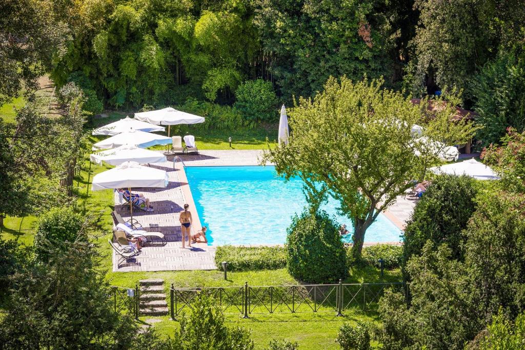 Die Villa La Principessa in einem privaten Park ist ein elegantes Hotel mit einem entspannenden Poolbereich.