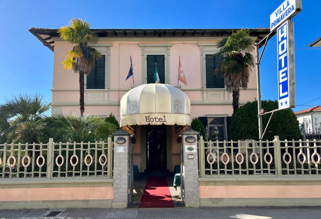 L'Hotel Villa Primavera è circondato da un grazioso giardino verde. La Torre Pendente, l'Università di Pisa e l'ospedale sono raggiungibili a piedi.