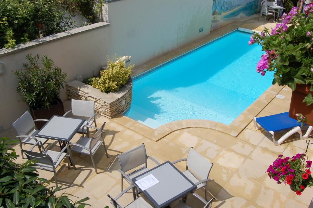 Das Logis Hôtel Au Tambour in Reims liegt 1,3 km vom Pierre Schneiter Garden entfernt und bietet Unterkünfte mit einem saisonalen Außenpool und...
