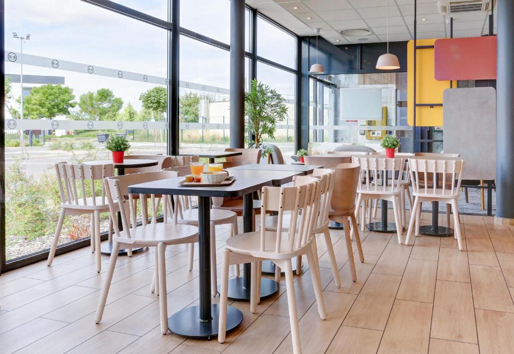 Das B&B HOTEL Reims Croix Blandin begrüßt Sie in Reims, 3,8 km vom Reims Champagne Automobile Museum und 1,9 km von Chemin-Vert Garden City entfernt.