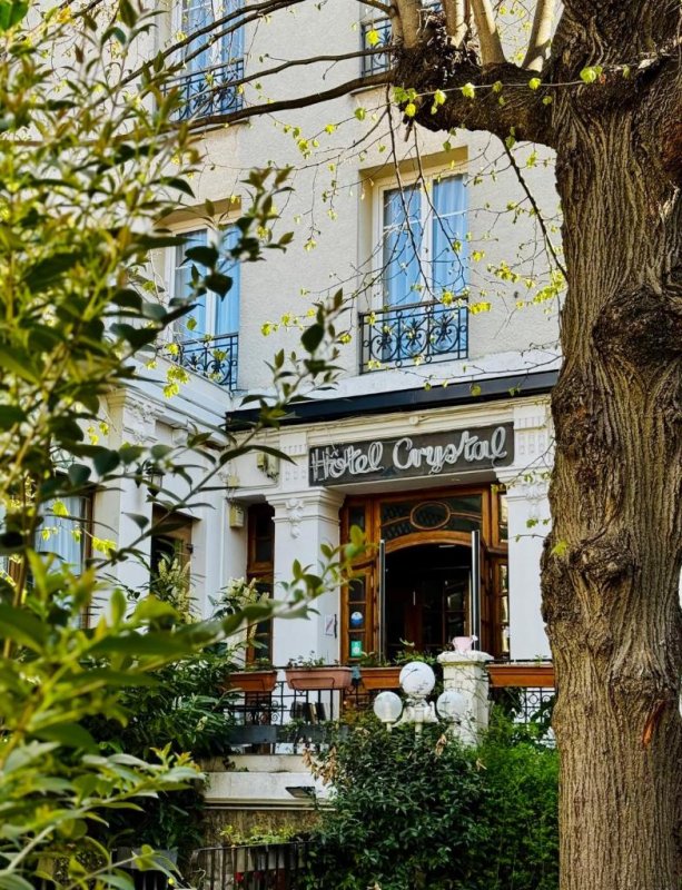 El Hôtel Crystal se encuentra en el centro de Reims, a 1 km de la famosa catedral de la ciudad.