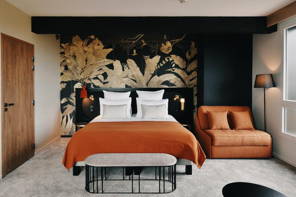 Lage in Reims, 5,6 km von Villa Demoiselle, Golden Tulip Reims Bezannes bietet Unterkunft mit einem Außenpool, kostenfreie Privatparkplätze,...