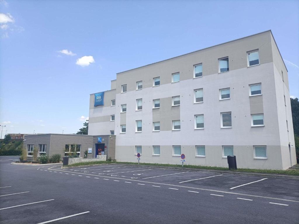 Das Ibis budget Reims Thillois begrüßt Sie in Thillois, 5 km von Reims entfernt.
