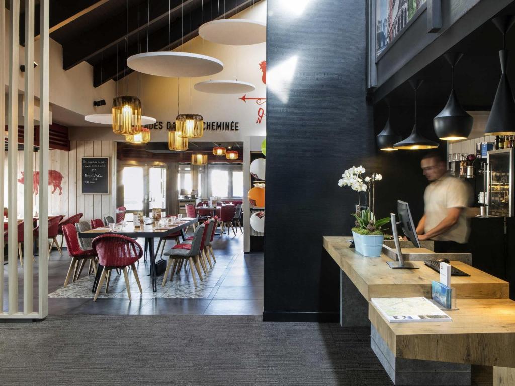 Offering a restaurant specialised in grilled dishes, ibis Reims Tinqueux is located in Tinqueux, 4 km from Notre-Dame of Reims Cathedral and 5 km from...