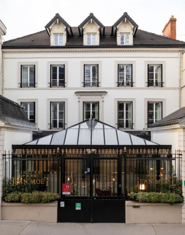 Hotel Jean Moët is a 4-star property, located in the town centre of Épernay and close to the Champagne vineyards.